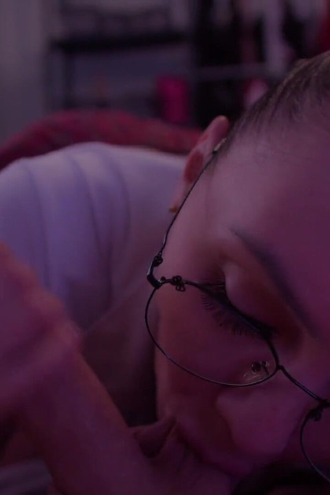 Slut Gives Deepthroat Blowjob