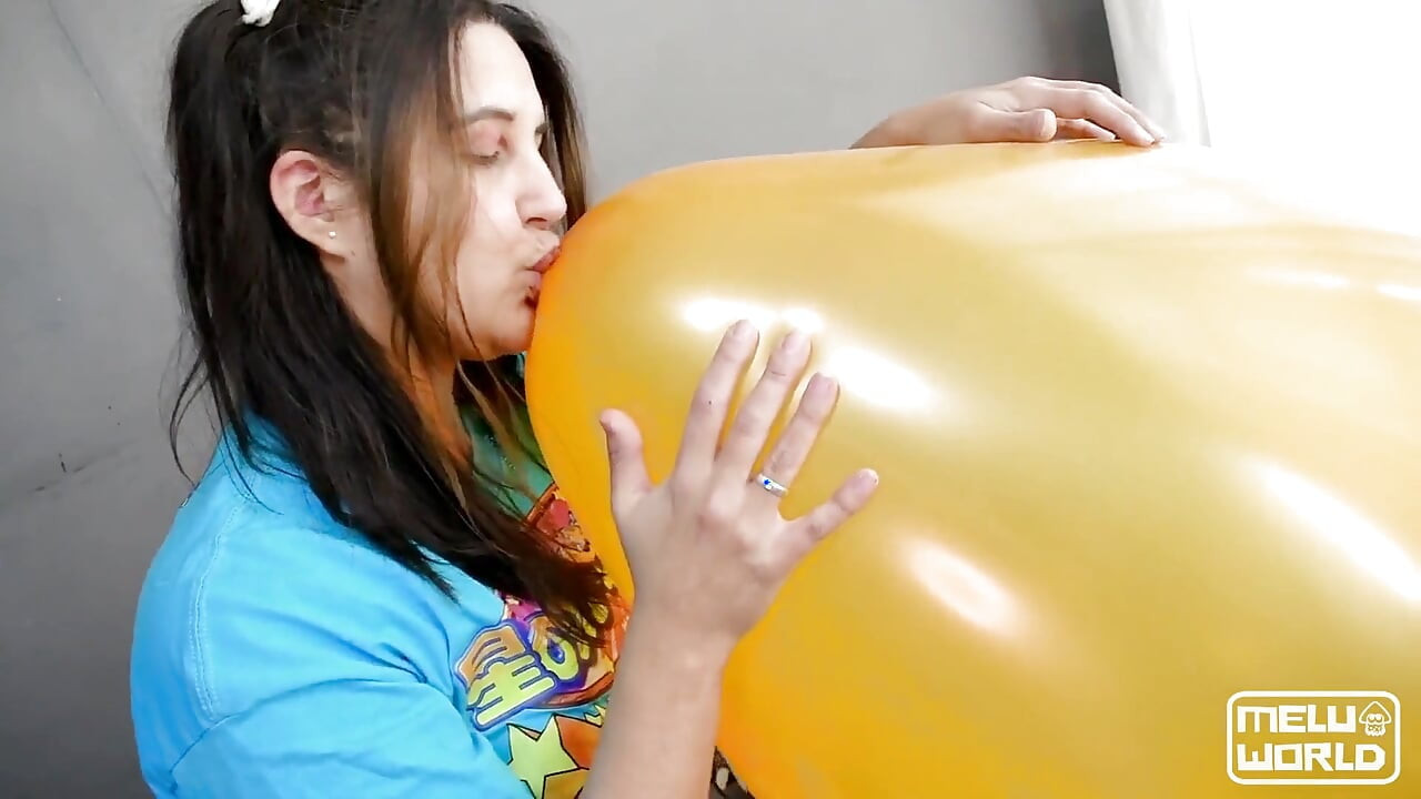 Cavalgar e pregar 7 balões grandes com meu corpo nu - Bunny Looner