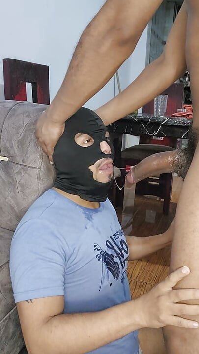 吞下一块美味的巧克力棒