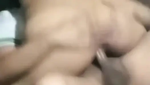 Das Schulmädchen nimmt sich Zeit mit ihrer Klassenkameradin, um das zu tun!