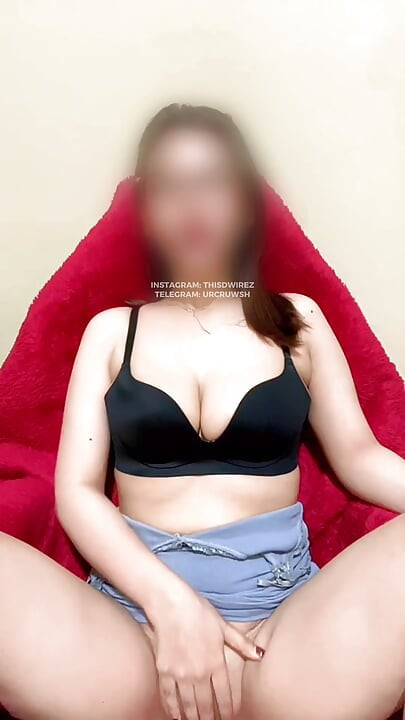 Horny Indonesian Girl with Glasses Moaning Loudly While Rubbing Her Wet Pussy