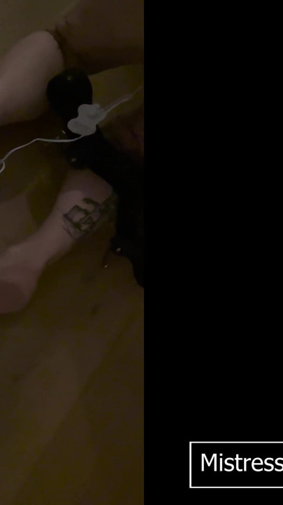 extrémně domácí video s uklidňující elektronickou hudbou a ponižujícím tónem; Poslouchejte, jak se trápí!
