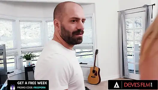 DEVILS FILM - die heiße babysitterin haley reed bekommt ihre muschi von ihrem arbeitgeber geritten