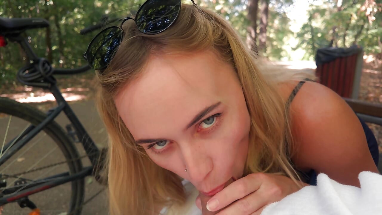 Ich habe den großen schwanz eines fremden im park gelutscht, riskanter sex im freien