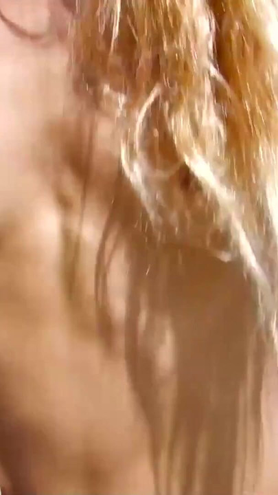 Moment inoubliable de « Une blonde de plage à gros tétons se fait doigter et éjaculer dans la bouche »