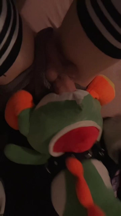Femboy fucks his Yoshi plush :3