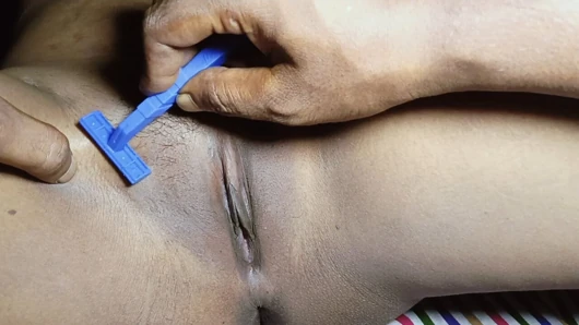 Istri desa desi membersihkan rambut