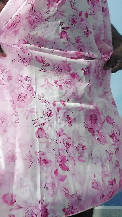 Je me branle en portant une jupe en mousseline de soie transparente fleurie à volants