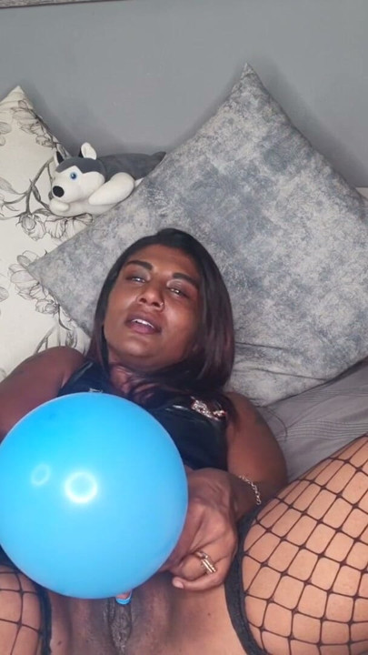 Desi de roupa de látex sexy brincando com balões, falando sacanagem | Clip 1