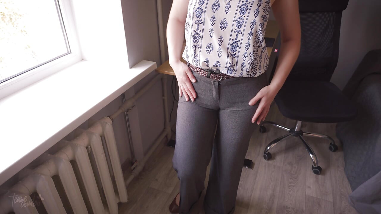 Gorąca współpracownik dokucza cameltoe w spodniach i majtkach