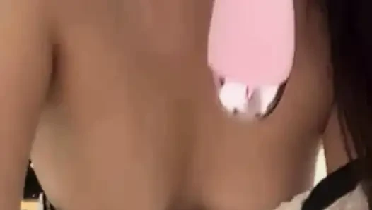 Pembantu rumah tangga di kamera langsung sementara bosnya menonton Blowjob Dildo