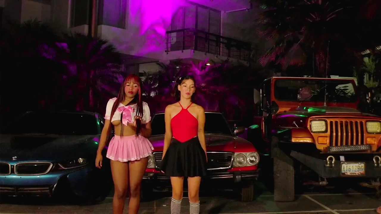 These girls can't hold out and hide in the parking lot to have lesbian sex GGmansion