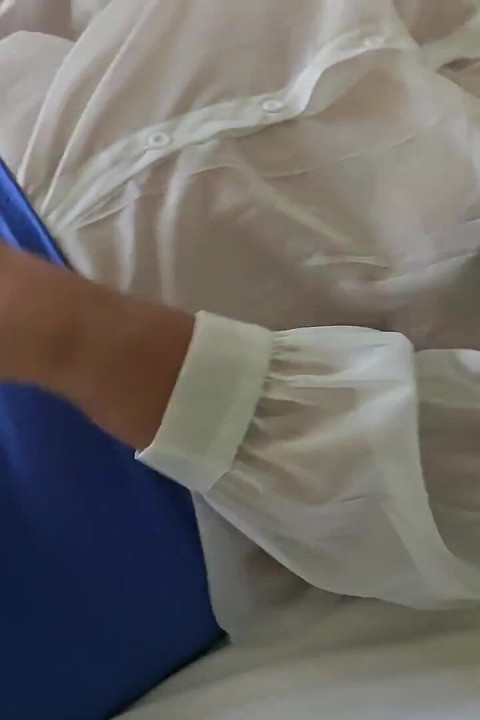 Rok mini biru bagian 1 gosok kaki