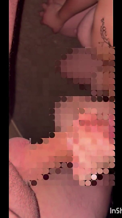 음란한 섹스를 즐기는 마누라와 남편. 흑인 딜도, 피스팅, 질싸, 사정