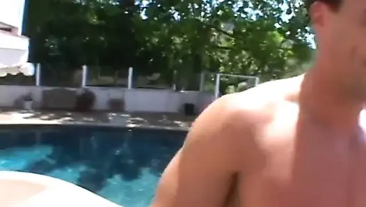 Milf brünette bläst und fickt pool-typen zu hause