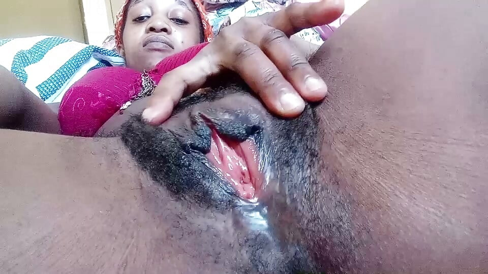 Coño peludo con jugos rojos y grandes