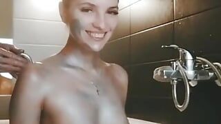 Mujer plateada - follando en el baño