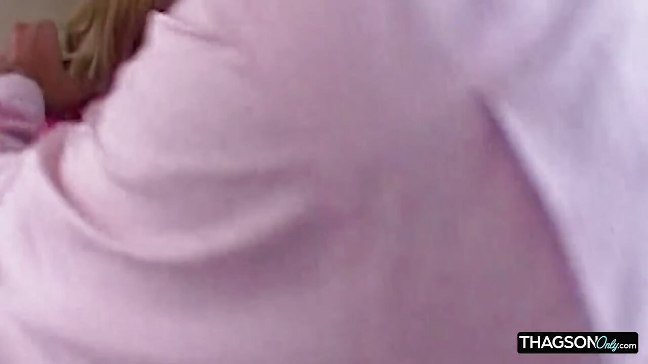 Horny MILF Stretched Wide by Thick Fingers in Sloppy Pussy Play