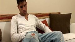 Maromo marrón se masturba en su sofá