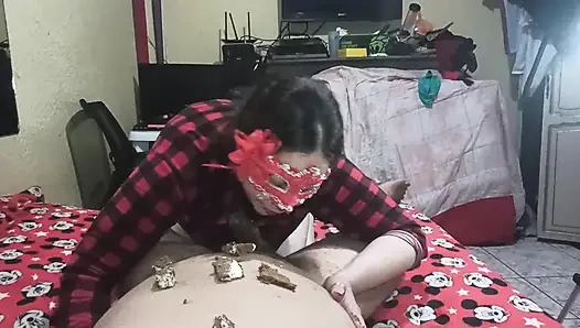 I play extreme with food with my husband: I lick cake and swallow his milk.