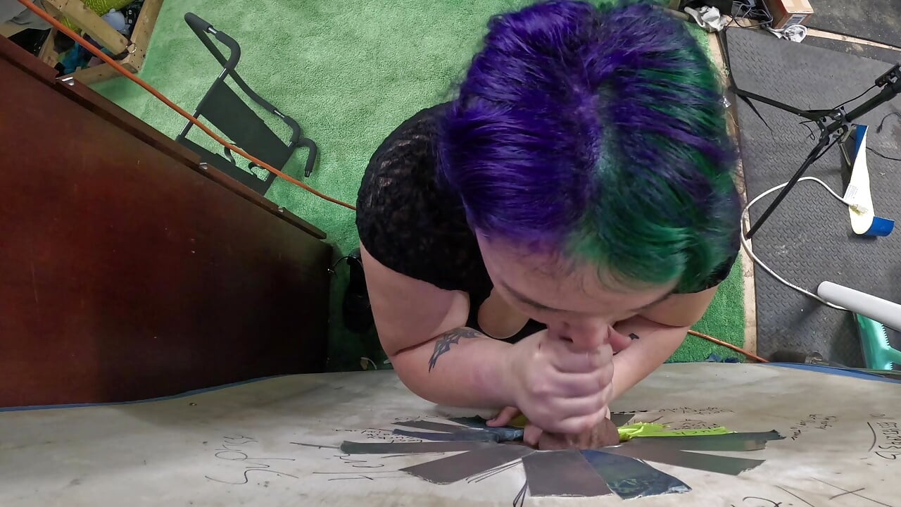 Goth-tenåring besøker glory hole suger ham tørr