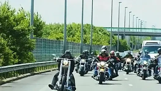 Bos geng bikers mengundang penari eksotis dengan mata sipit dan togive melon besar dari mereka
