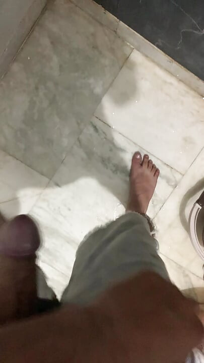 Kencing di kamar mandi - fantasi nakal