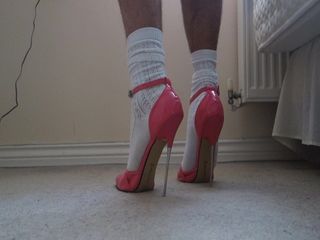 Nieuwe roze hoge hakken en witte sokken