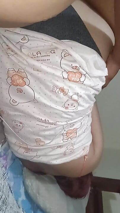 害羞的女孩張開雙腿