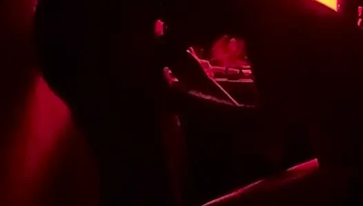 Интенсивный романский секс в красной комнате приводит к кримпаю после минета