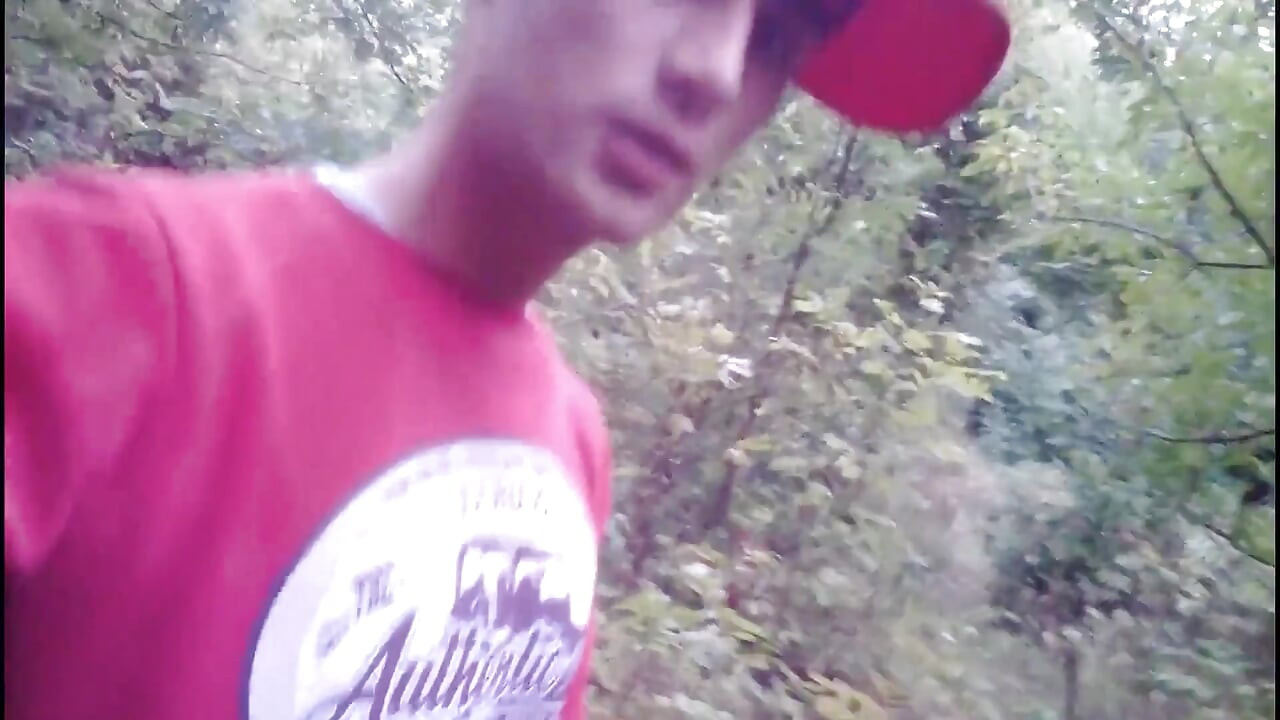 Twink masturba su gran polla gruesa al aire libre y se corre una carga muy grande