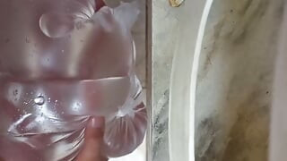 यथार्थवादी सेक्स टॉय के साथ एकल शॉवर खेल देखने का बिंदु हस्तमैथुन