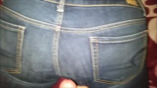 Покрытая спермой задница в джинсах Ae