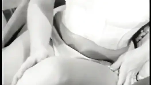 Klasik büyük memeli güzellik Virginia Bell senin için büyük sıkı göğüslerini göstererek televizyon üzerinde domalıyor