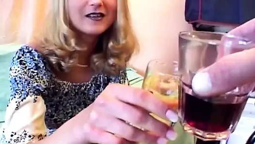 Blonde amateurin schiebt dicke gurke tief in sie hinein