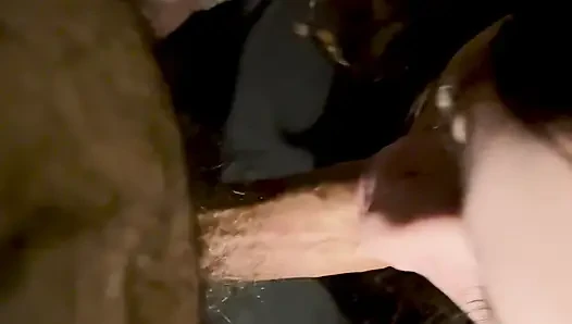 Грязный мокрый минет от юной шлюшки!!