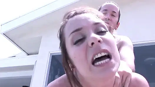 Грудастая девушка сосет сочный член на улице