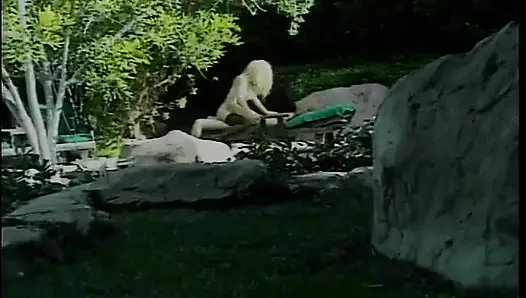 Tante seksi rambut pirang dientot habis-habisan di luar ruangan