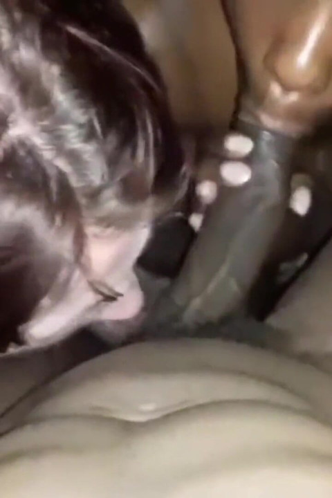 Trio bisexuel MFF, une grosse bite noire se fait lécher la chatte, levrette hardcore