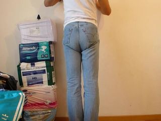 Crossdresser avec couche sous un jean