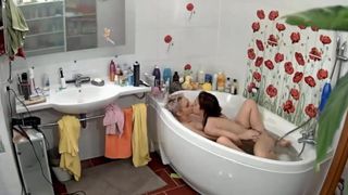 2 lesbians fingering in bath