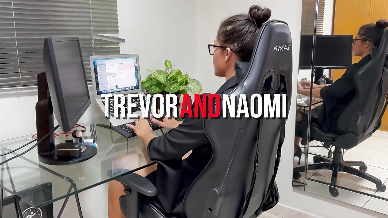 Ela trabalha até tarde para poder ficar sozinha com seu chefe e obter leite quente na buceta!