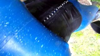 Blauer Latex-Catsuit in meinem Garten