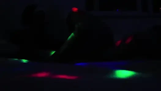 Romantik çift seks partisinde neredeyse yatağı ve kamerayı kırıyor