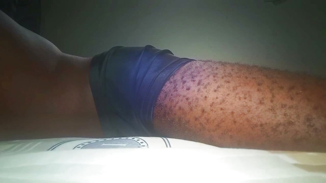 O PULĂ URIAȘĂ NEAGRĂ EXTREMĂ PULSEAZĂ ȘI FILMEAZĂ O EJACULARE MASIVĂ ȘI GEME TARE ÎN TIMP CE SE MASTURBEAZĂ ȘI EJACULEAZĂ