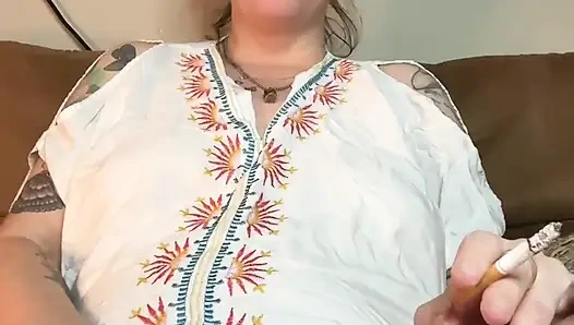 Курящая фетиш-милфа мастурбирует