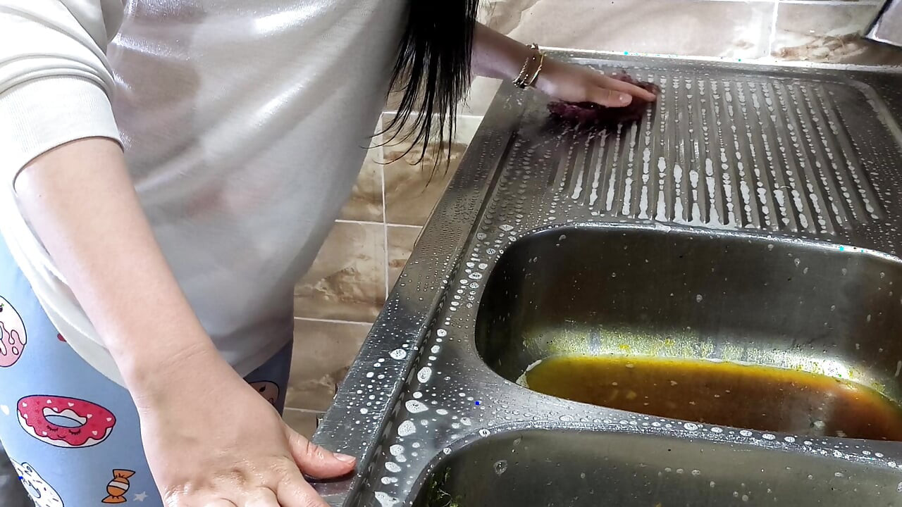 Saudi Man Fucks Arab Maid in Kitchen