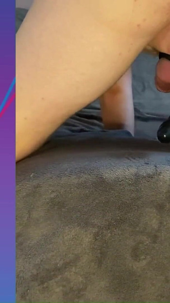 Zapanjujući trenutak iz "Dildo ispada tijekom ogromnog orgazma, stroj za jebanje s dildom"