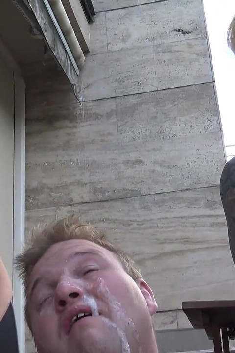 Duas putas selvagens cuspindo em seu escravo