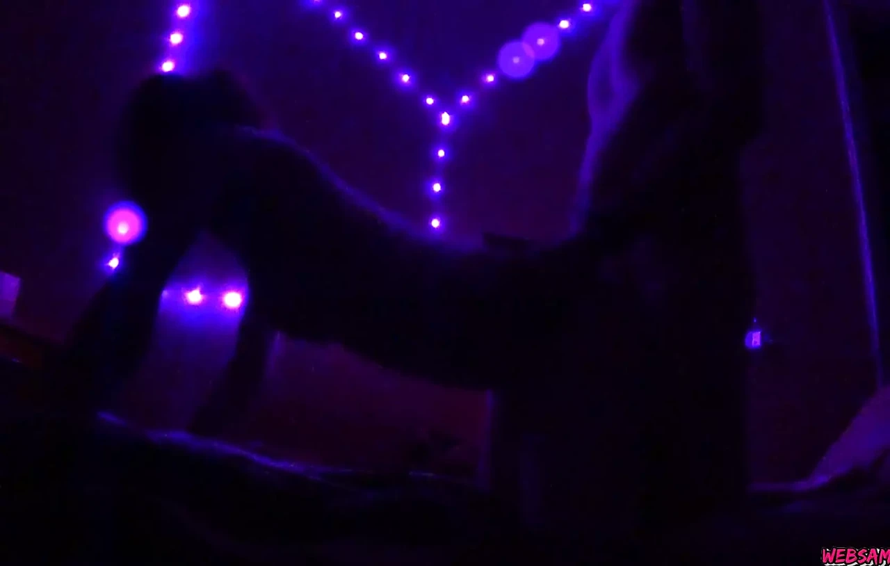 一个年轻人在俱乐部里捡到一个热辣的熟女并射在阴户里